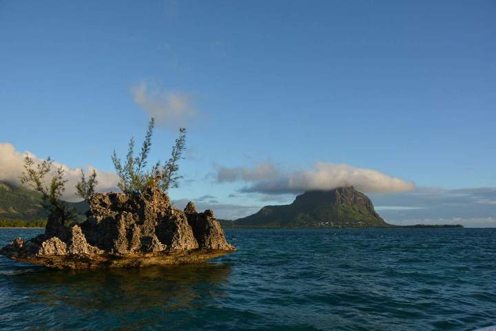 Enjoy a sunset trip and take in the stunning views of the lagoon, illuminated by warm golden tones. <br> <b>From 12,000 Rs / 250 €</b>